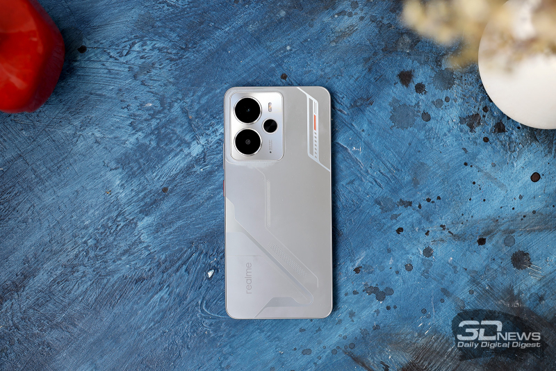  realme 14 5G, правая грань: клавиша питания и клавиша регулировки громкости/спуска затвора камеры 