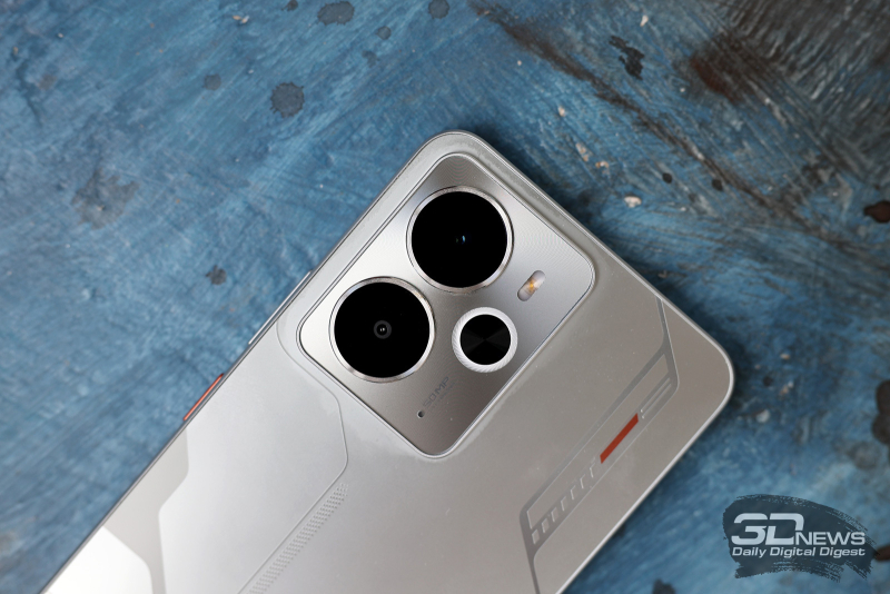  realme 14 5G, нижняя грань: динамик, порт USB Type-C, микрофон, слот для SIM-карт 