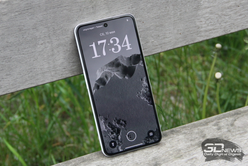  CMF Phone 2 Pro, лицевая панель: фронтальная камера в индивидуальном отверстии, под верхней кромкой — разговорный динамик 