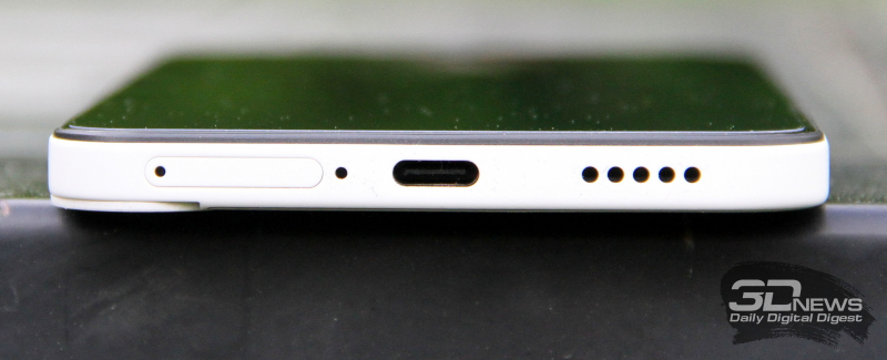  CMF Phone 2 Pro, нижняя грань: слот для SIM-карт, микрофон, порт USB Type-C и основной динамик 