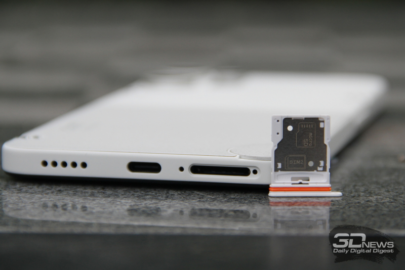  Слот для двух карточек nano-SIM, совмещённый со слотом для карты памяти microSD 