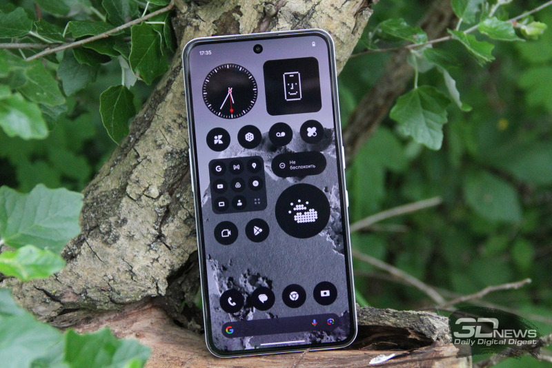  CMF Phone 2 Pro, лицевая панель: в верхней части экрана — фронтальная камера в отверстии и разговорный динамик 