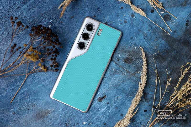  TECNO CAMON 40 Pro 5G в комплектном чехле 