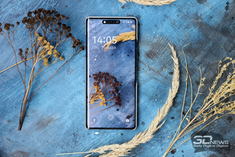  TECNO CAMON 40 Pro 5G, лицевая панель: в верхней части дисплея — фронтальная камера, разговорный динамик над кромкой дисплея 