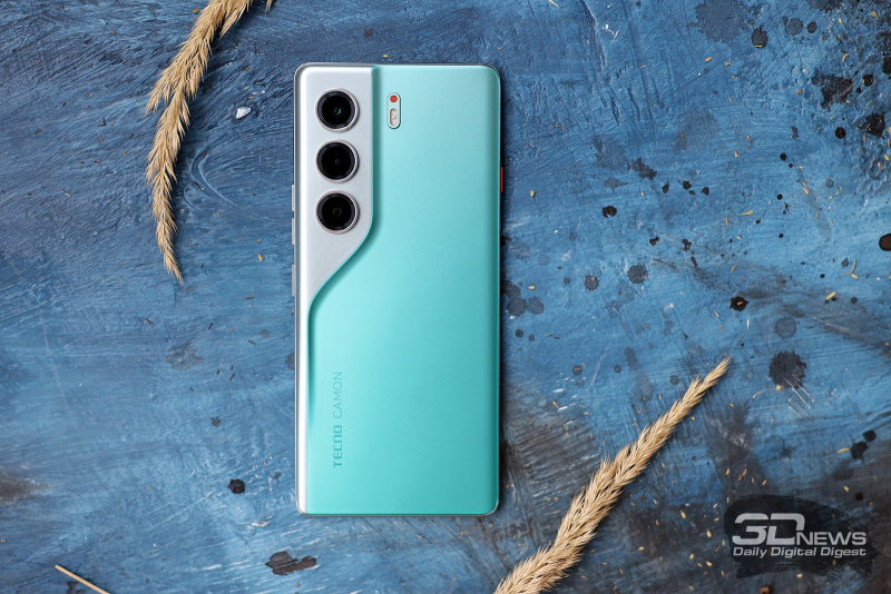  TECNO CAMON 40 Pro 5G, задняя панель: в углу – крупный блок с двумя камерами и датчиком FlashSnap; правее – индикатор работы видеосъемки и двойная светодиодная вспышка 