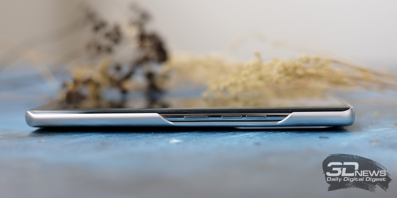  TECNO CAMON 40 Pro 5G, правая грань: две клавиши регулировки громкости/спуска затвора камеры, а также клавиша питания 