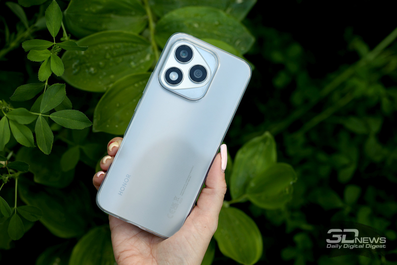  HONOR 400 Lite в комплектном чехле 