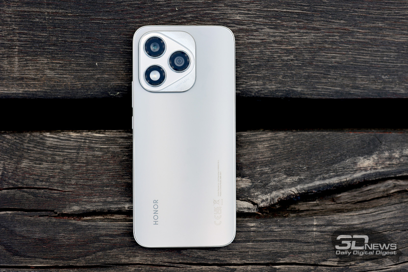  HONOR 400 Lite, задняя панель: блок с двумя камерами и вспышкой 