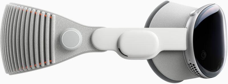  Apple Vision Pro, вид в профиль: «шоры» и впрямь внушительные, — взаимодействовать с физической реальностью в движении они определённо должны мешать (источник: Apple) 