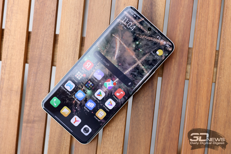  Xiaomi 15 Ultra, лицевая панель: фронтальная камера в индивидуальном отверстии по центру, над ней — прорезь разговорного динамика 