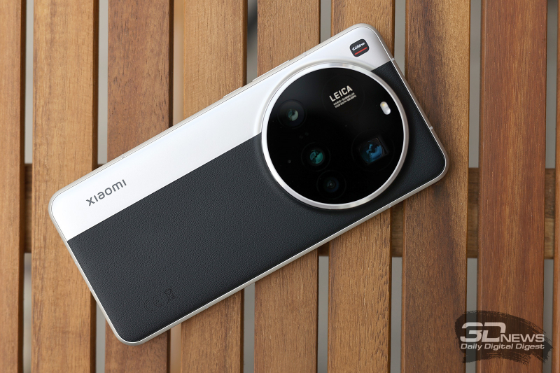  Xiaomi 15 Ultra, задняя панель: четверная камера, двойная светодиодная вспышка и дополнительные сенсоры — в крупном круглом блоке по центру 
