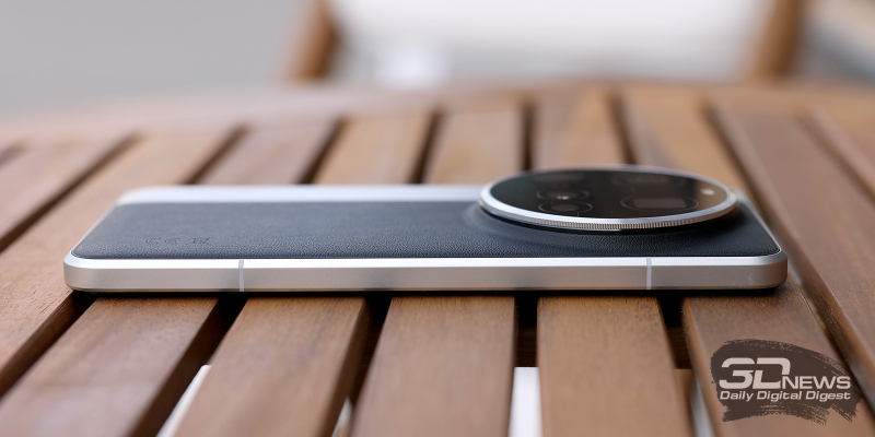  Xiaomi 15 Ultra, левая грань без функциональных элементов 