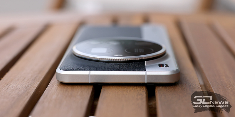  Xiaomi 15 Ultra, верхняя грань без функциональных элементов 