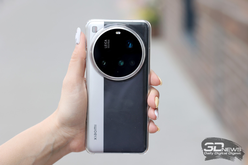  Xiaomi 15 Ultra в комплектном чехле 