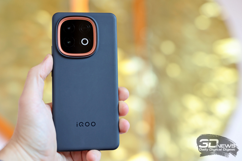  IQOO Neo 10 в комплектном чехле 