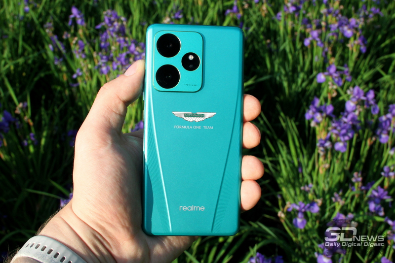  realme GT 7 Dream Edition, задняя панель: в левом верхнем углу — блок с тремя камерами и двойной светодиодной вспышкой 