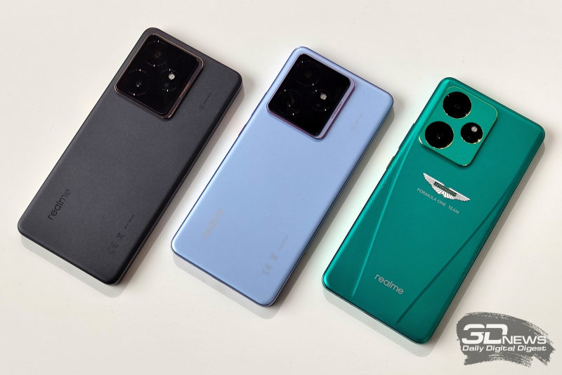  Пара стандартных realme GT 7 в цветах IceSense Black (чёрный) и IceSense Blue (голубой), а также realme GT 7 Dream Edition 