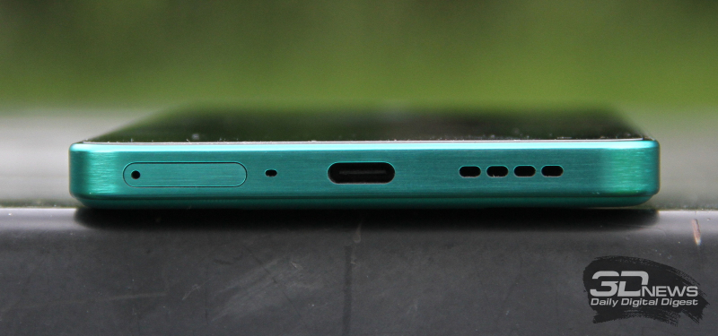  realme GT 7 Dream Edition, нижняя грань: слот для двух SIM-карт, микрофон, порт USB Type-C и динамик 