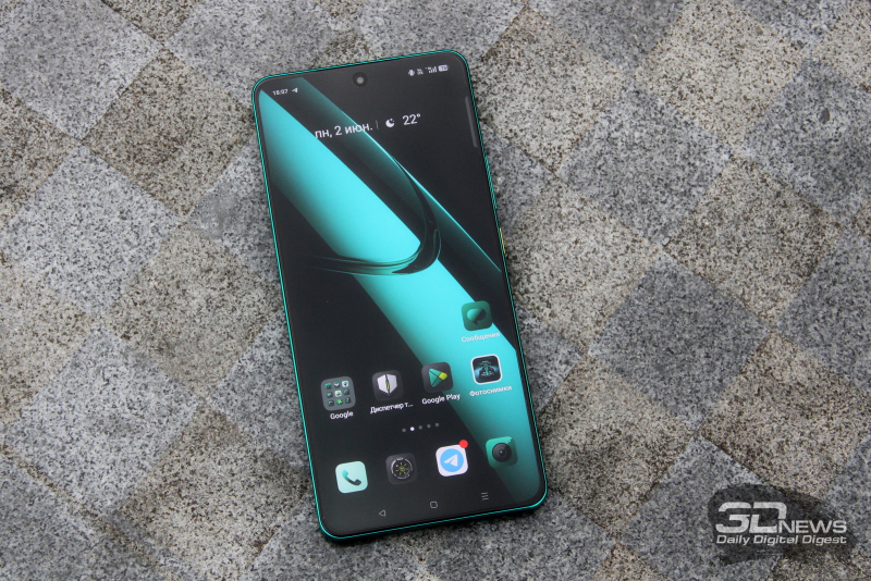  realme GT 7 Dream Edition, лицевая панель: по центру в верхней части экрана — фронтальная камера, под верхней кромкой — разговорный динамик 
