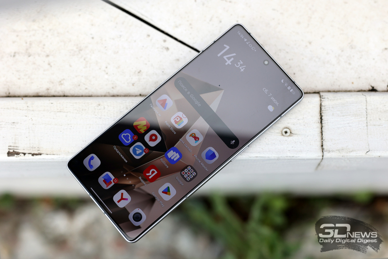  Infinix NOTE 50 Pro+ 5G, лицевая панель: фронтальная камера в индивидуальном отверстии, под верхней кромкой – разговорный динамик 
