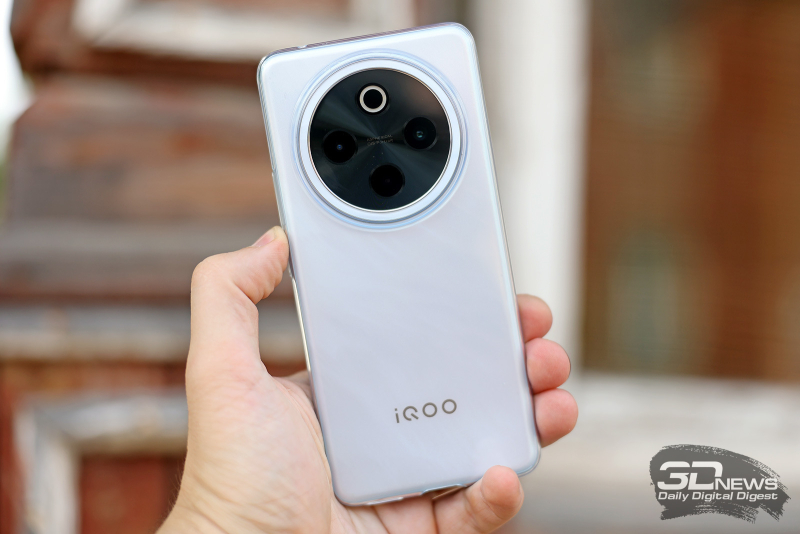  IQOO Z10 в комплектном чехле 
