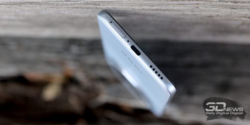  IQOO Z10, нижняя грань: слот для двух карточек nano-SIM, микрофон, порт USB Type-C, динамик 
