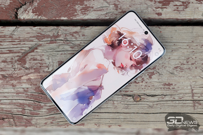  IQOO Z10, лицевая панель: в верхней части экрана по центру — фронтальная камера в индивидуальном отверстии, чуть выше — разговорный динамик 