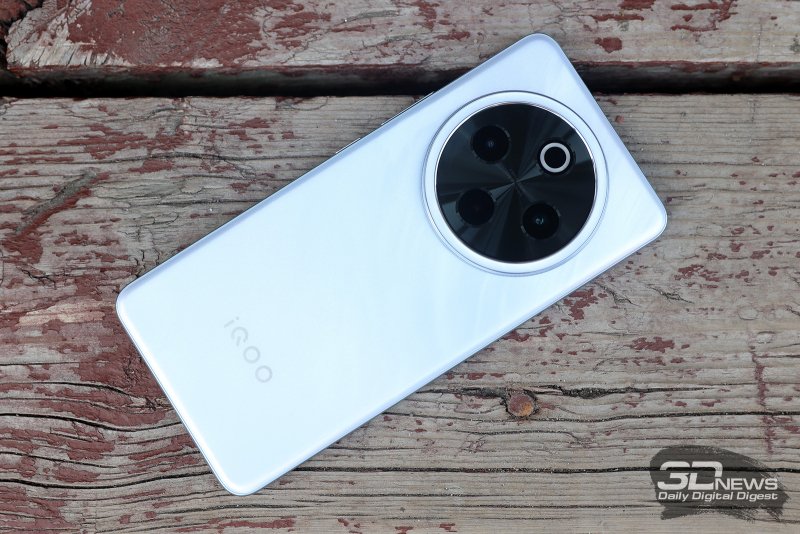  IQOO Z10, задняя панель: по центру — круглый блок с двумя камерами, датчиками и кольцевой вспышкой 