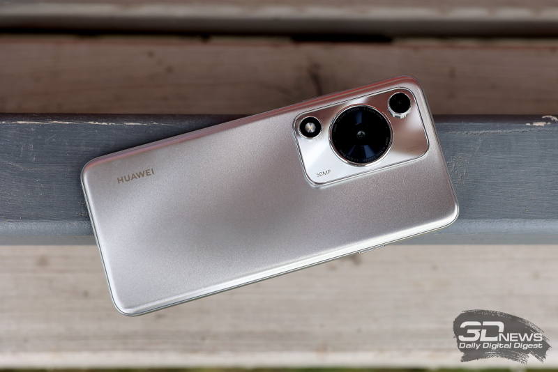  HUAWEI nova Y63, задняя панель: слева вверху – слегка выступающий над корпусом блок с двумя камерами и одинарной светодиодной вспышкой 