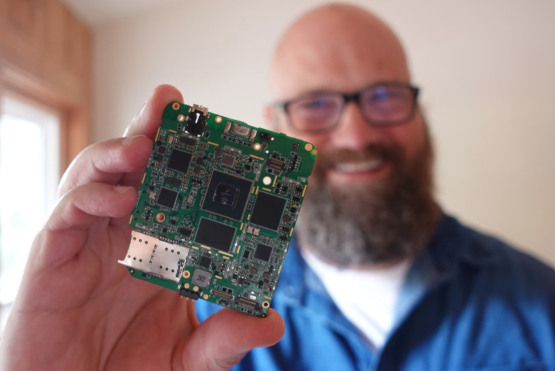 Тодд Уивер демонстрирует материнскую плату Liberty Phone