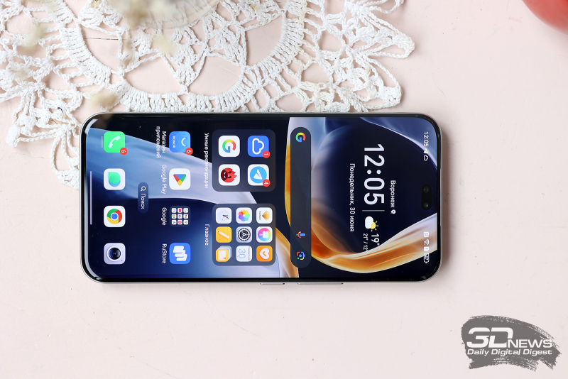 HONOR 400 Pro, лицевая панель: по центру в верхней части экрана – две фронтальные камеры в овальном отверстии, еще выше, над кромкой экрана — тонкая прорезь разговорного динамика 