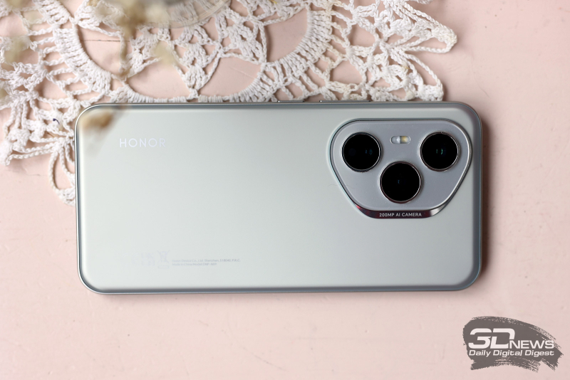  HONOR 400 Pro, задняя панель: в левом верхнем углу – три камеры и двойная светодиодная вспышка 