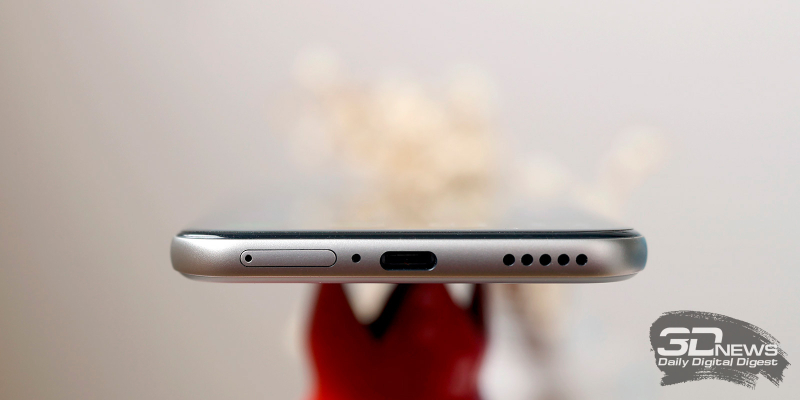  HONOR 400 Pro, нижняя грань: слот для SIM-карт, микрофон, порт USB Type-C и основной динамик 