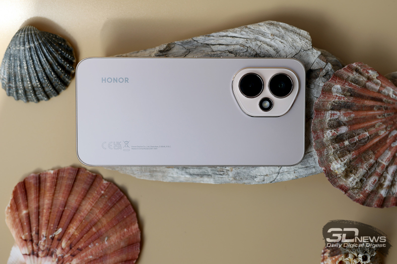  HONOR 400, задняя панель: в левом верхнем углу – две камеры и одинарная светодиодная вспышка 