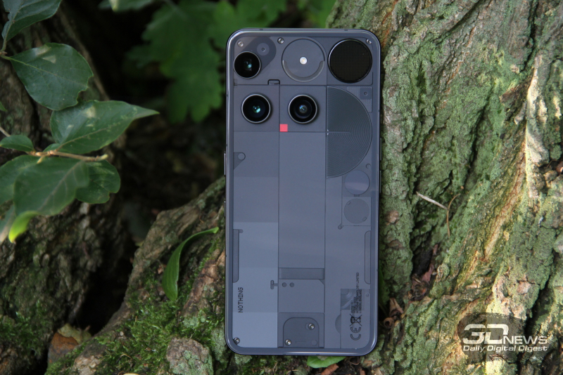  Nothing Phone (3), задняя панель: в левом верхнем углу — блок с тремя камерами и двойной светодиодной вспышкой и красным индикатором видеосъёмки; в правом верхнем углу — светодиодный дисплей Glyph Matrix; в центральной части у правого края — круглая сенсорная кнопка Glyph Button 