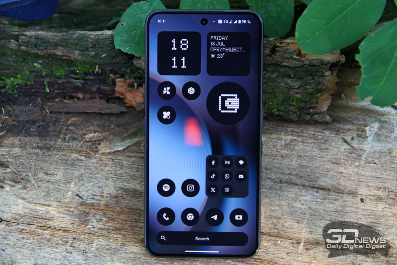  Nothing Phone (3), лицевая панель: по центру в верхней части экрана — фронтальная камера, под верхней кромкой — разговорный динамик 