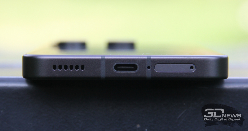  Nothing Phone (3), нижняя грань: основной динамик, порт USB Type-C, микрофон, слот для SIM-карт 