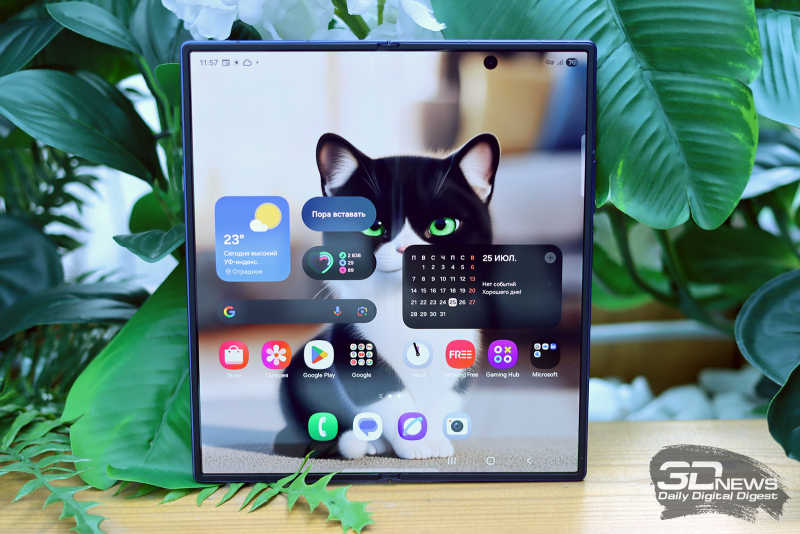  Samsung Galaxy Z Fold7, внутренняя поверхность занята полностью экраном, в углу видим фронтальную камеру в индивидуальном отверстии 