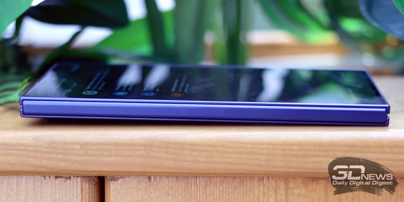  Samsung Galaxy Z Fold7 в сложенном состоянии слева, шарнир складного экрана 