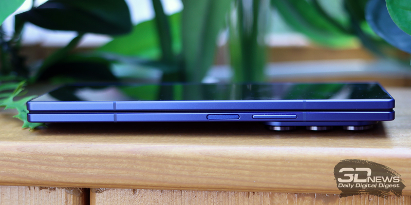  Samsung Galaxy Z Fold7 в сложенном состоянии справа, боковые грани: клавиша питания с встроенным сканером отпечатков и клавиша регулировки громкости 