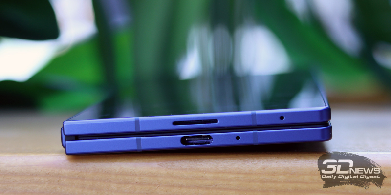  Samsung Galaxy Z Fold7, верхние грани в сложенном состоянии: динамик, микрофоны и слот для SIM-карт 