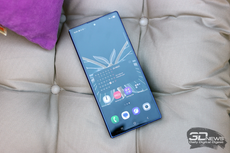  Samsung Galaxy Z Fold7, лицевая панель в сложенном положении: экран, фронтальная камера в отверстии и разговорный динамик 