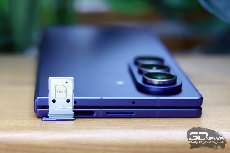  Samsung Galaxy Z Fold7, задняя панель в сложенном положении: три камеры и одинарная светодиодная вспышка 