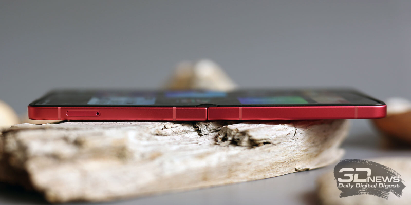  Левая грань Samsung Galaxy Z Flip7 в разложенном состоянии: слот для SIM-карты 