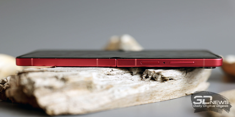  Правая грань Samsung Galaxy Z Flip7 в разложенном состоянии: клавиша регулировки громкости, клавиша питания со встроенным датчиком отпечатков и микрофон 