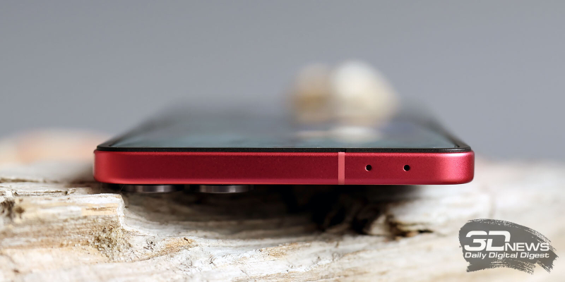  Верхняя грань Samsung Galaxy Z Flip7 в разложенном состоянии: два микрофона 