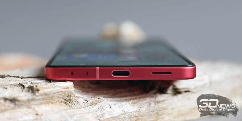  Нижняя грани Samsung Galaxy Z Flip7 в разложенном состоянии: микрофоны, порт USB Type-C, динамик 