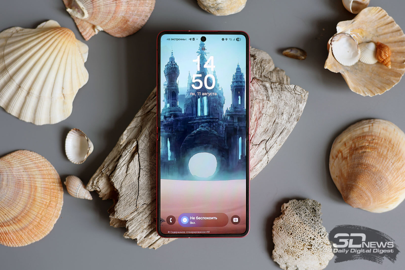  Внутренняя часть Samsung Galaxy Z Flip7: экран, фронтальная камера в отверстии по центру вверху, выше – разговорный динамик 
