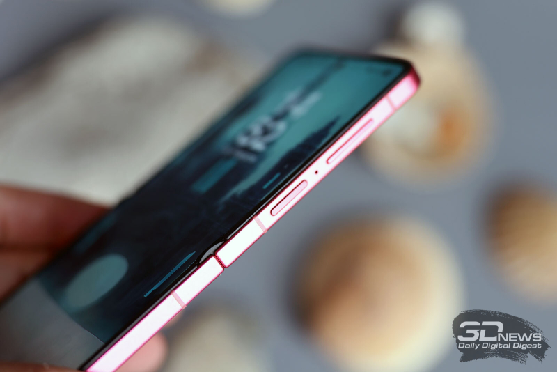  Выступающее «ушко» шарнира Samsung Galaxy Z Flip7 