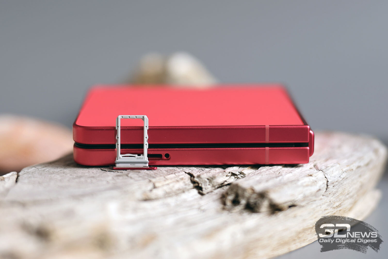  Samsung Galaxy Z Flip7, слот для двух nano-SIM 